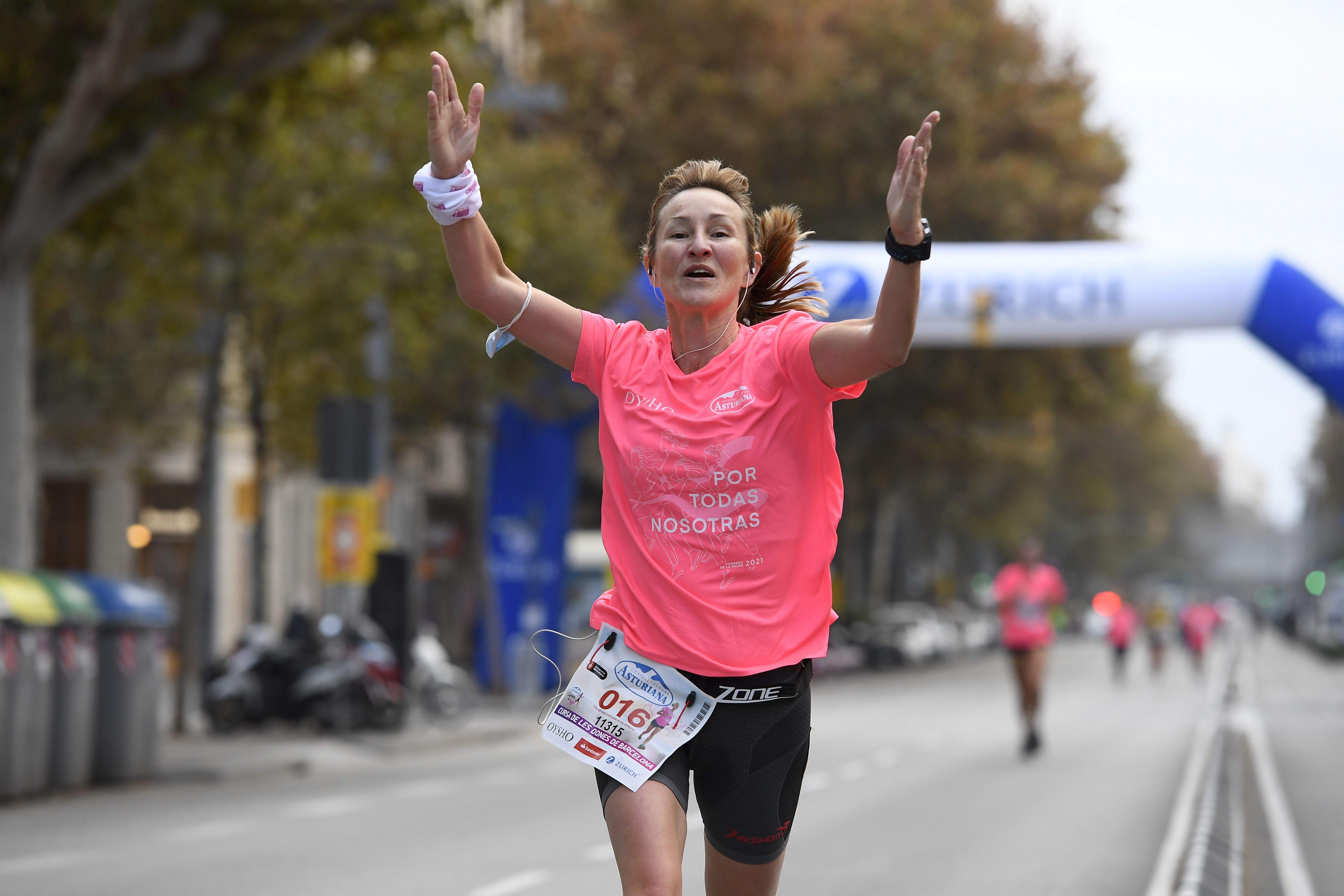 Las mejores fotos de la Carrera de la Mujer Central Lechera Asturiana Barcelona 2021 (CARRERA / GALERÍA 1)