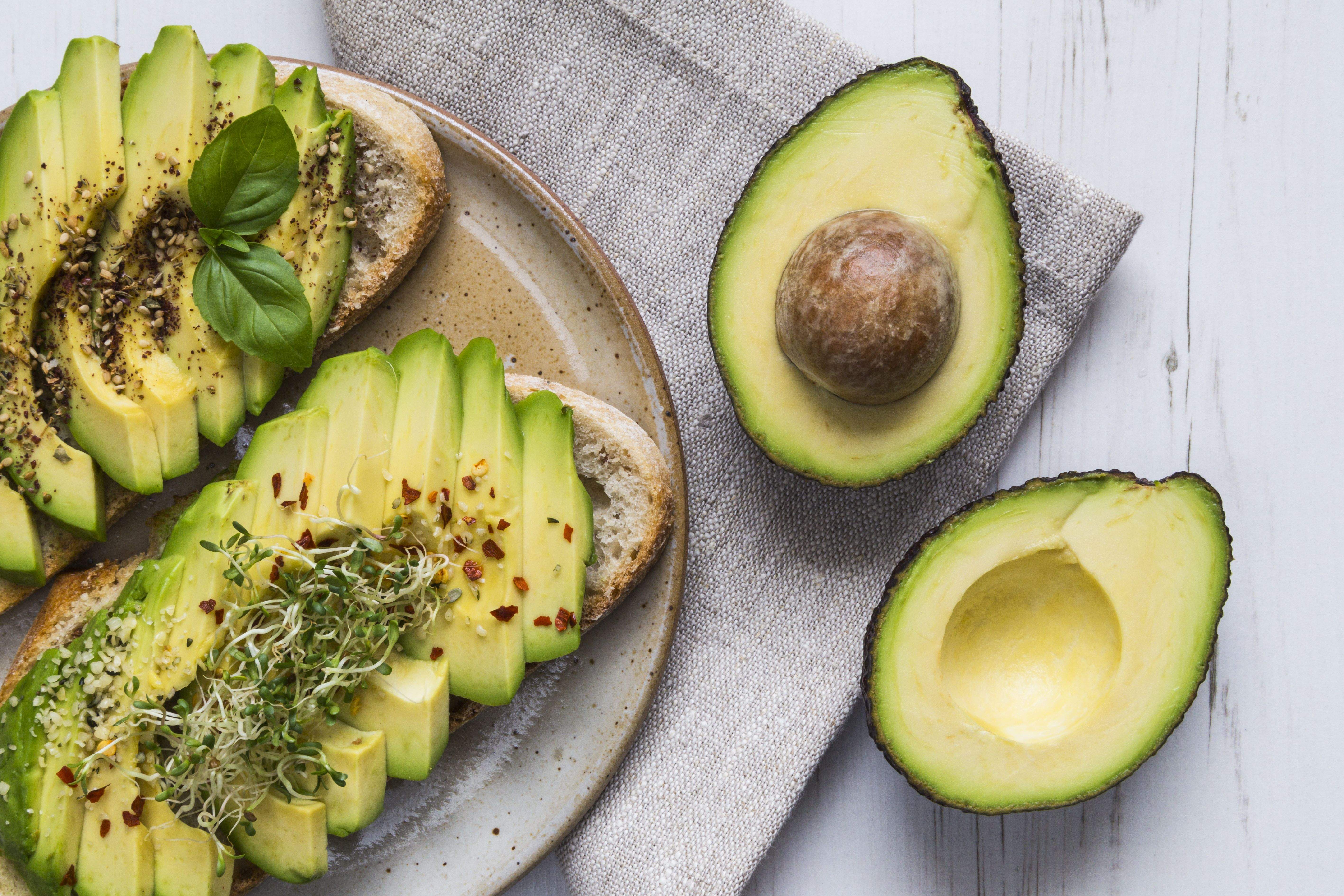 Beneficios del consumo de aguacate en la dieta del deportista.