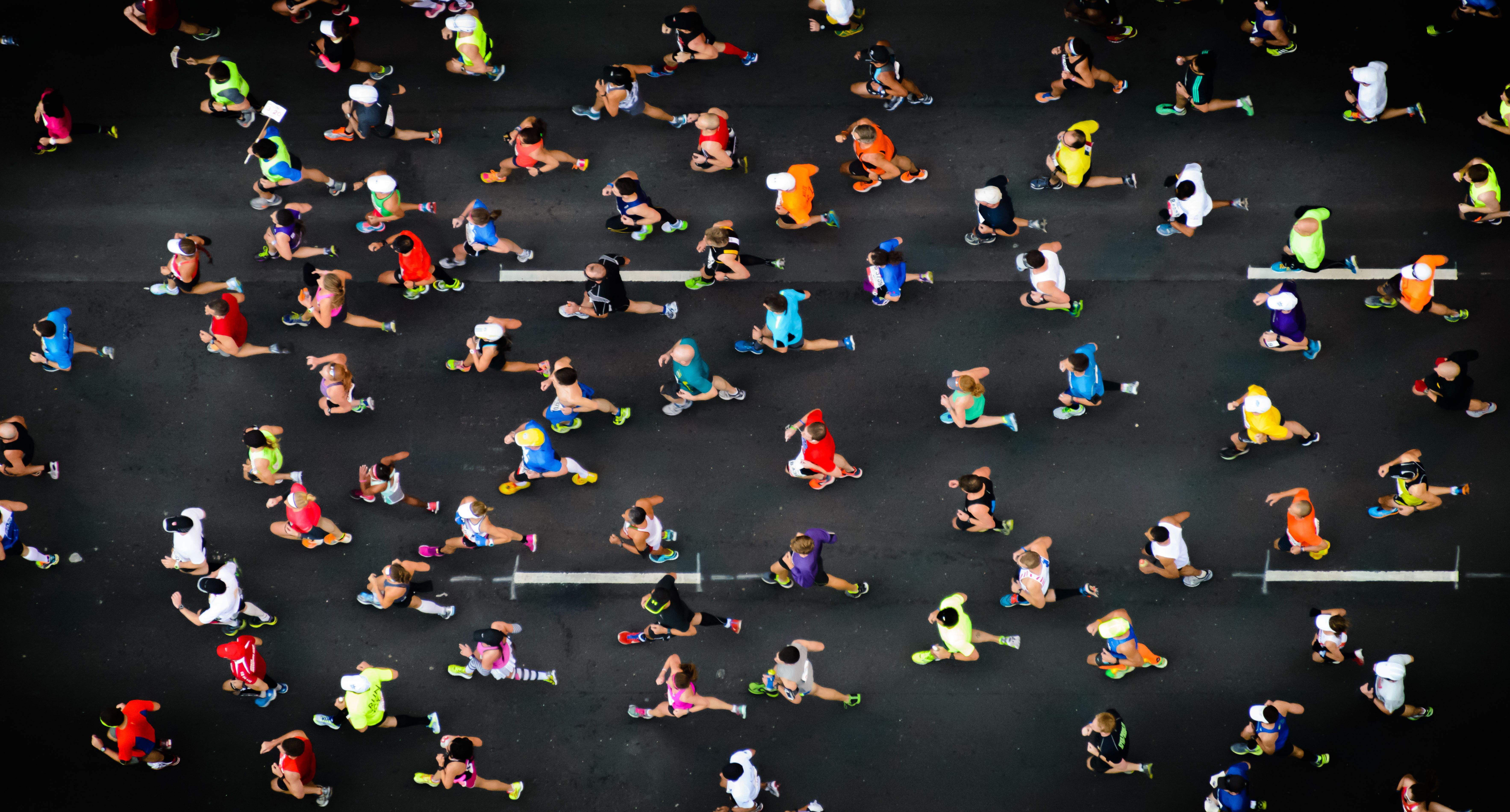 Hidratación y alimentación en carreras de asfalto. iStock 506979575 Hidratación y alimentación en carreras de asfalto. iStock 506979575