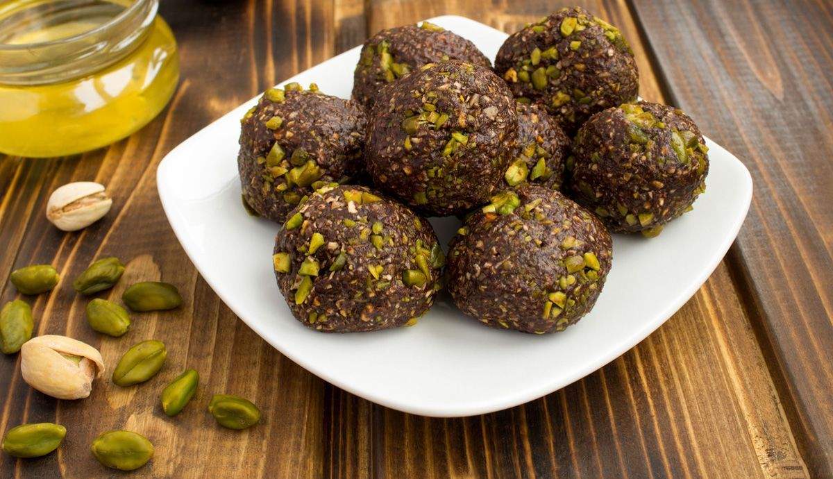 Bolitas de dátiles, pistacho y chocolate