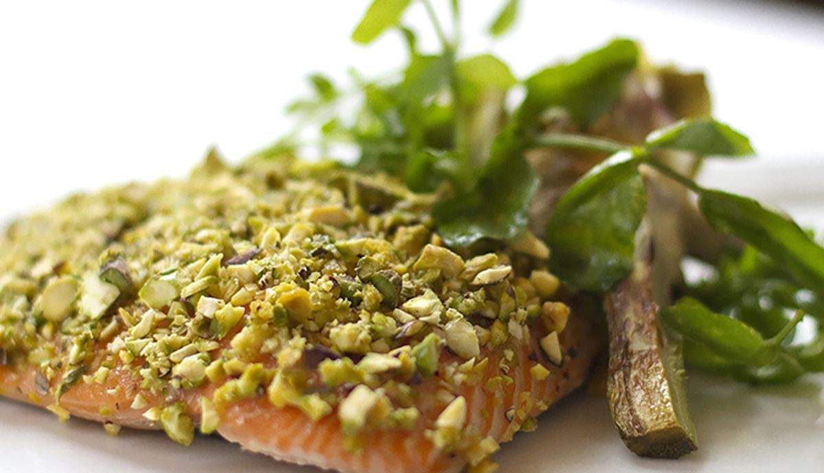 Salmón asado con pistachos y un ligero glaseado de miel (chef Jesse Brune)