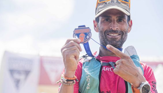 Gerard Morales mostrando su medalla de finisher © Marta Bacardit