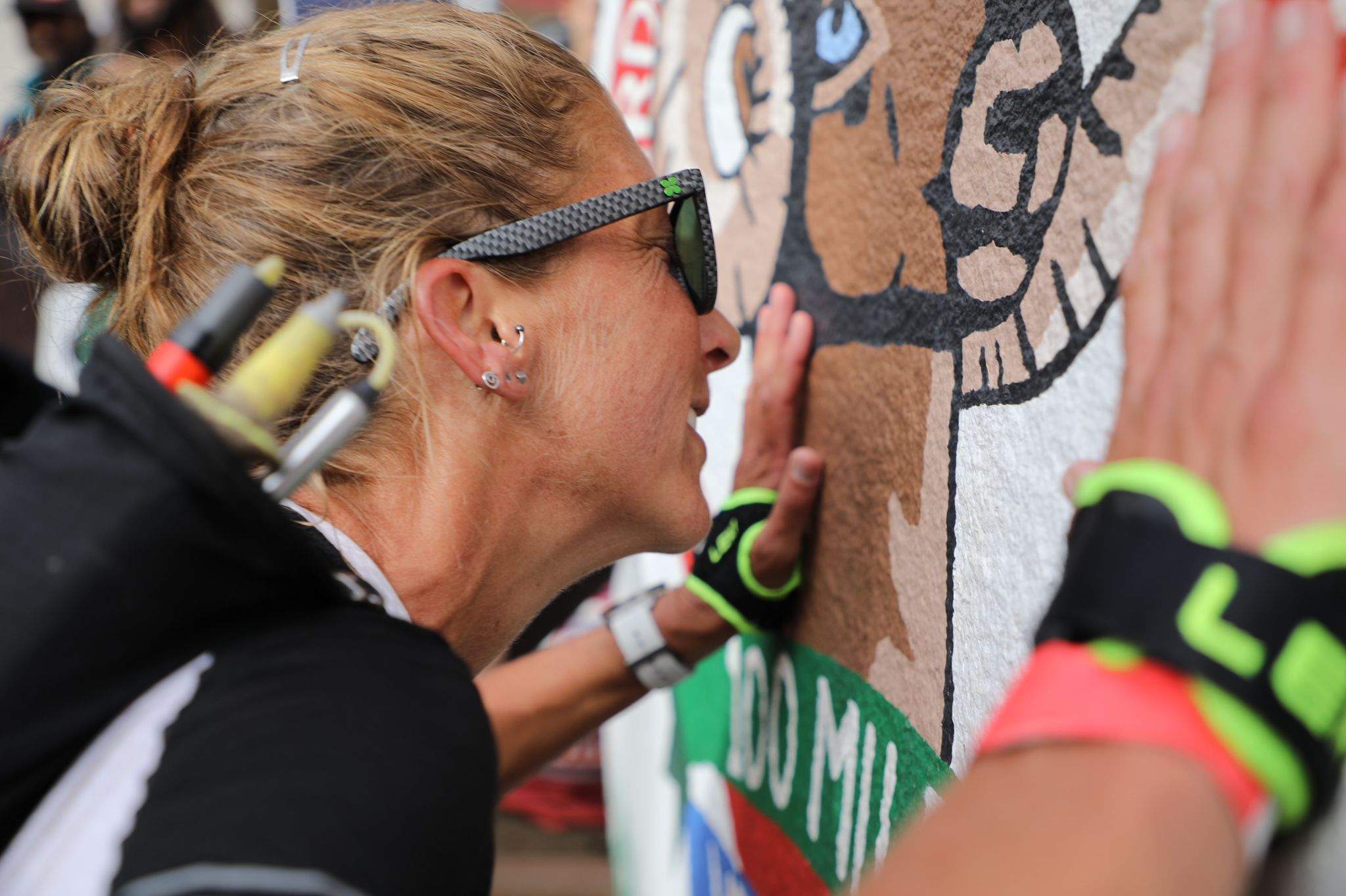 Courtney Dauwalter en meta de la HR100 ©irunfar Byron Powell Courtney Dauwalter en meta de la HR100 ©irunfar Byron Powell