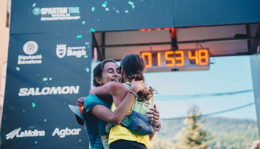 Julia Font y Clàudia Sabara se funden en un abrazo ©ORIOL GONZALVO