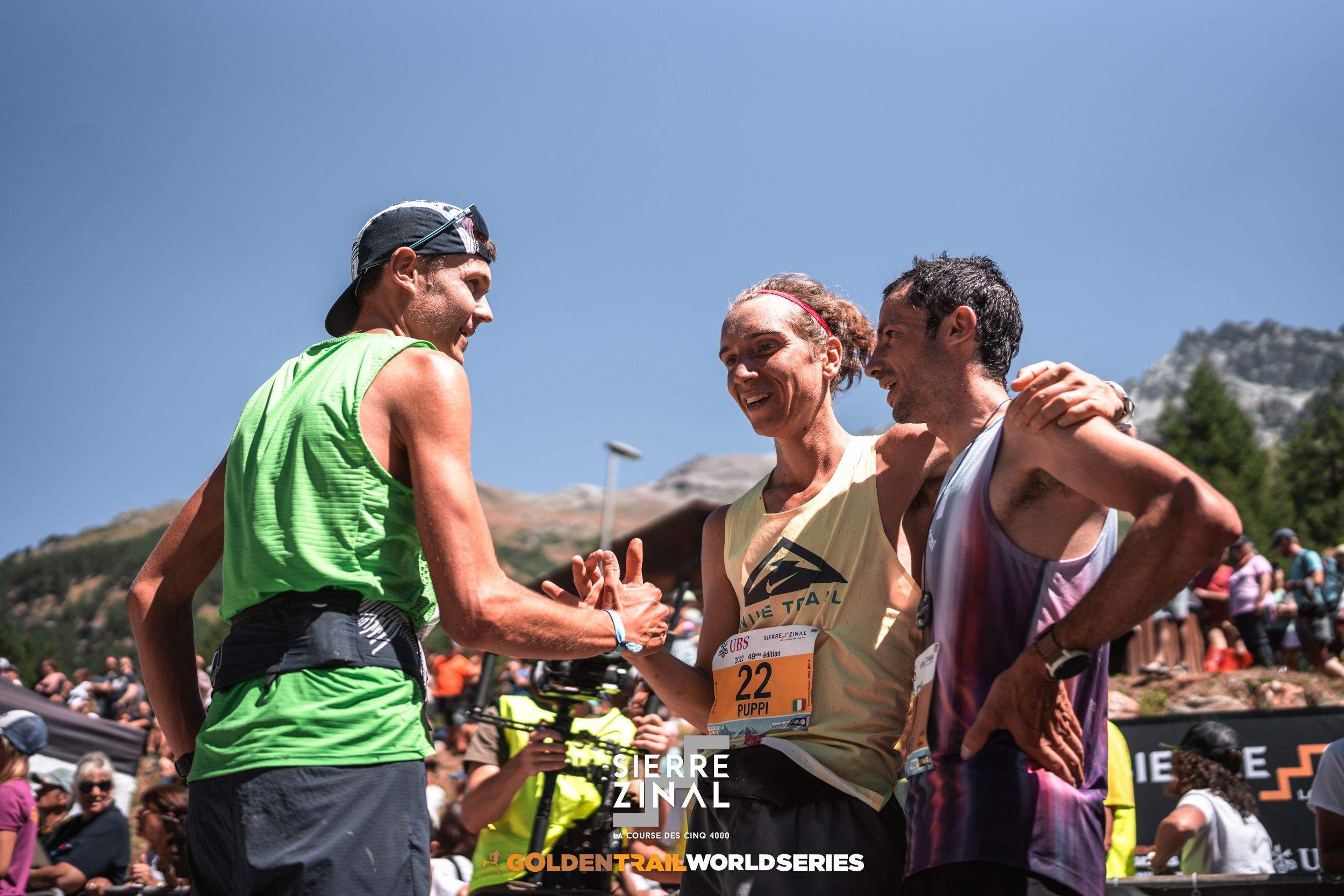 Una imagen de varios corredores de montaña tras una competición. JORDI SARAGOSSA/GTS.