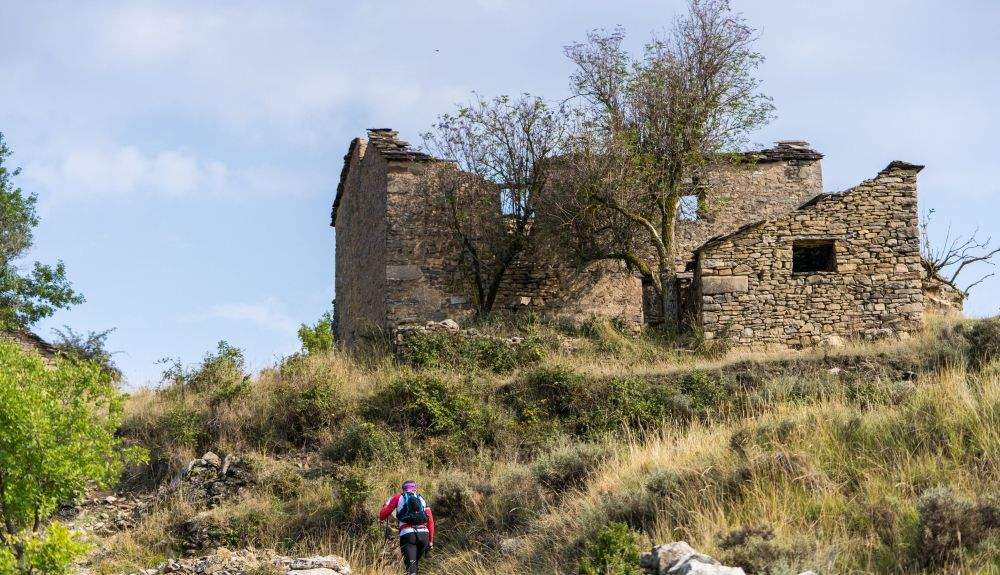 Pueblo de Otín uno de los pueblos abandonados por los que pasa UTGS DW