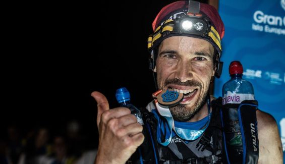 José Bordón, con su medalla de 'finisher' de la 360 ©iancorless