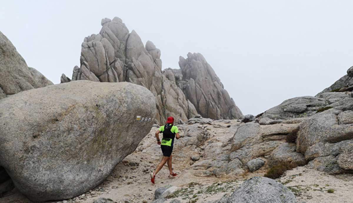 Persona practicando Trail Running en Las Torres de la Pedriza en una mañana con niebla