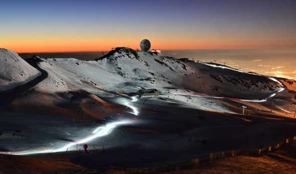 Los frontales de los corredores iluminan el atardecer de Sierra Nevada. © Niccolo Guasti