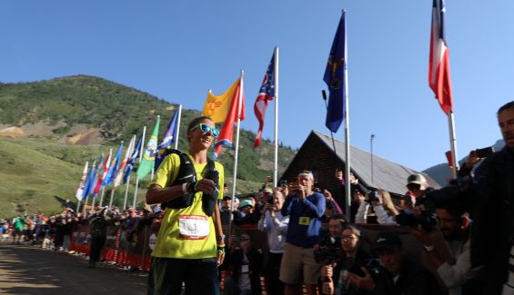 Courtney Dauwalter entrando a la meta de la HR100 ©iRunFar