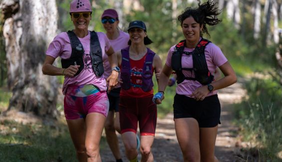 Aroa y unas participantes del campus ©️ Bárbara Ceballos, de Brétema Estudio