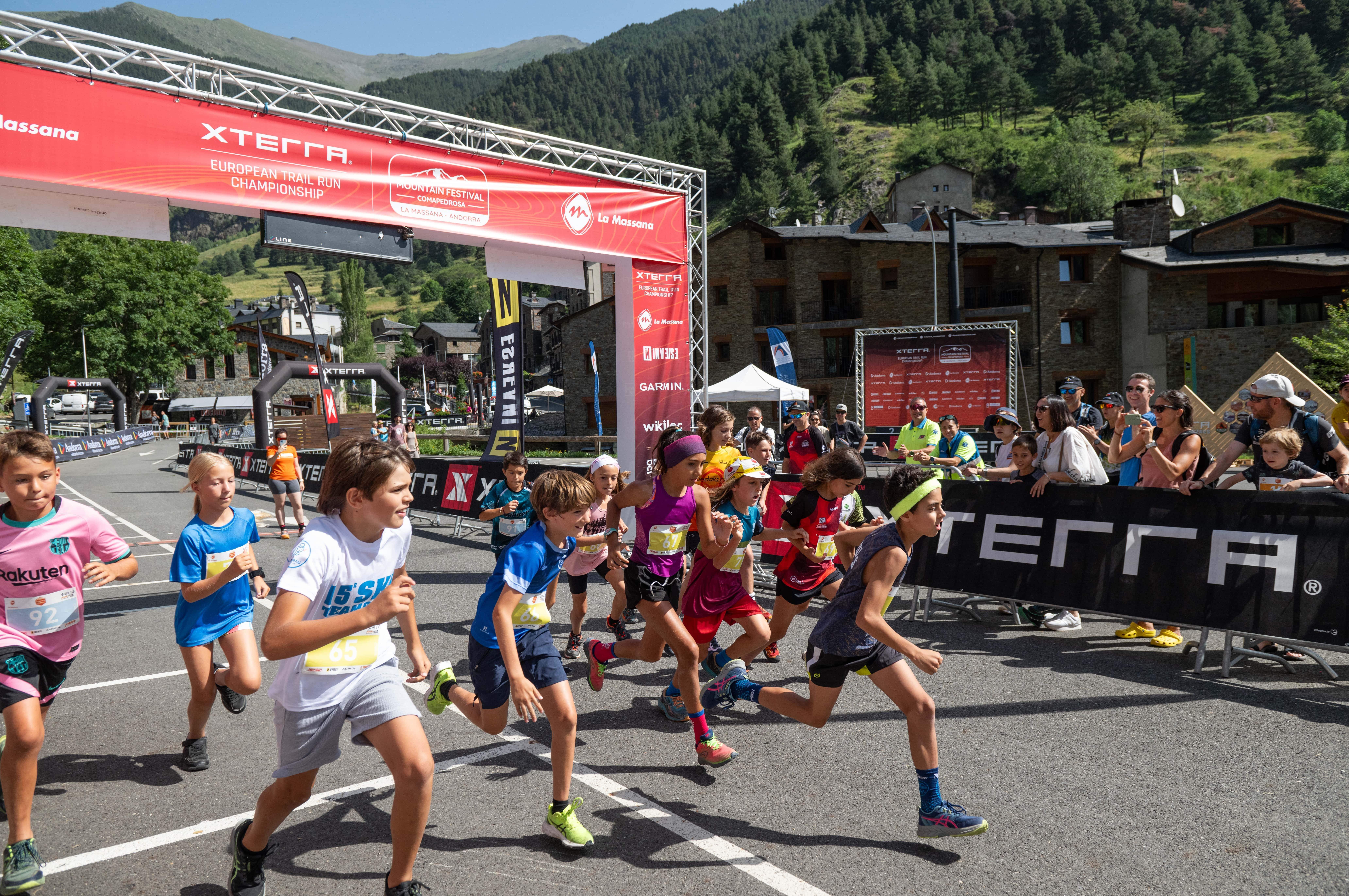 Pequeños disfrutando de su carrera 