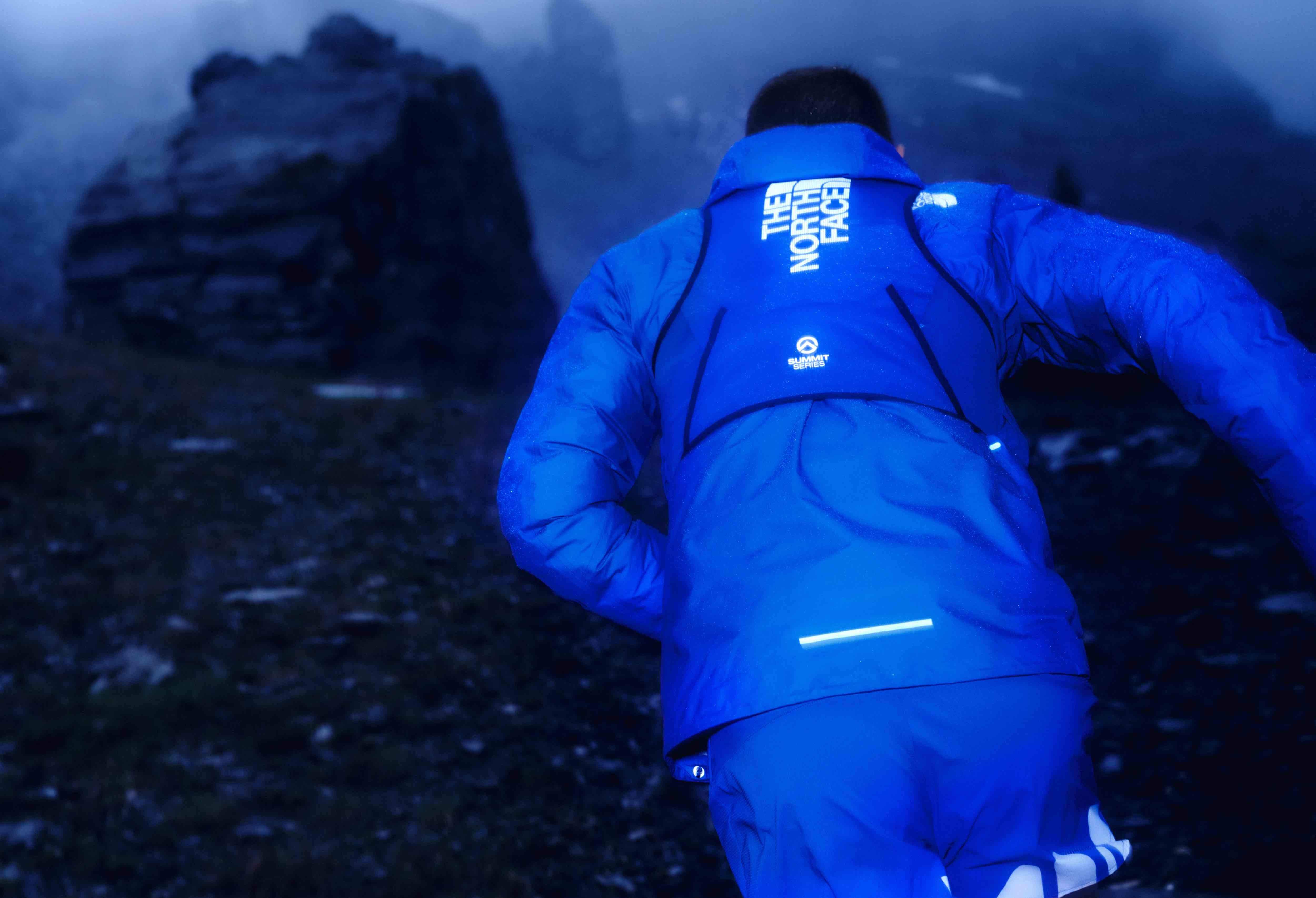 The North Face lanza una edición limita teñida de azul klein, la Summit Series™ x IKB®