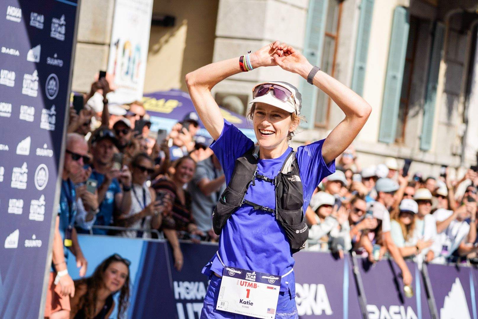 Katie Schide entrando en meta de UTMB 2024 después de batir el récord del circuito. JOSÉ MIGUEL MUÑOZ. Katie Schide entrando en meta de UTMB 2024 después de batir el récord del circuito. JOSÉ MIGUEL MUÑOZ.