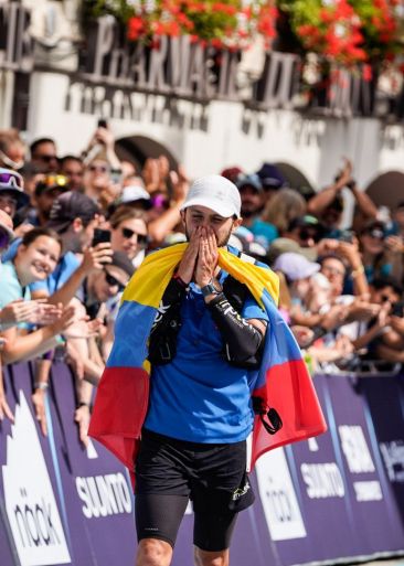 Joaquín López emocionado en la meta de Chamonix ©Jose Miguel Muñoz