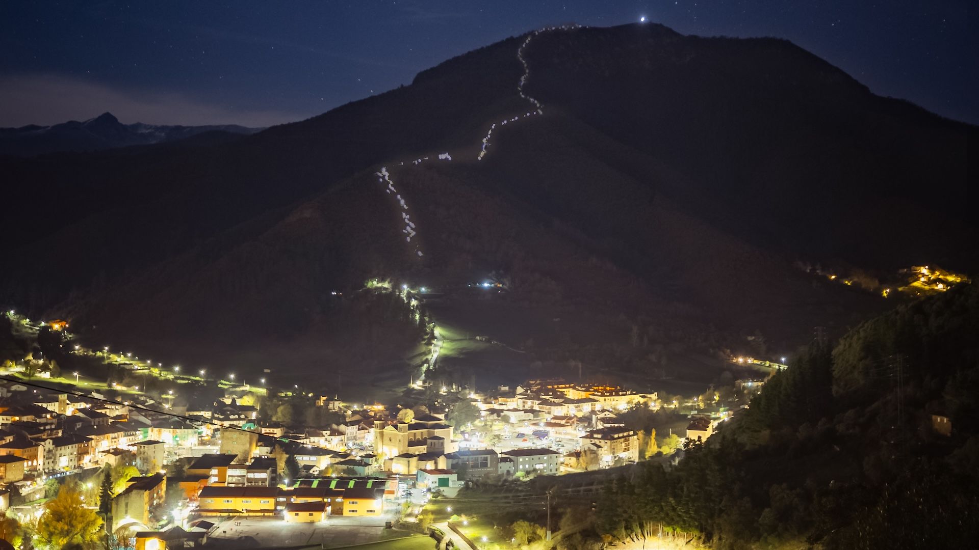 ¡Última llamada para la Viorna Vertical Nocturno! ©️Club Kilómetro Vertical de Fuente Dé ¡Última llamada para la Viorna Vertical Nocturno! ©️Club Kilómetro Vertical de Fuente Dé