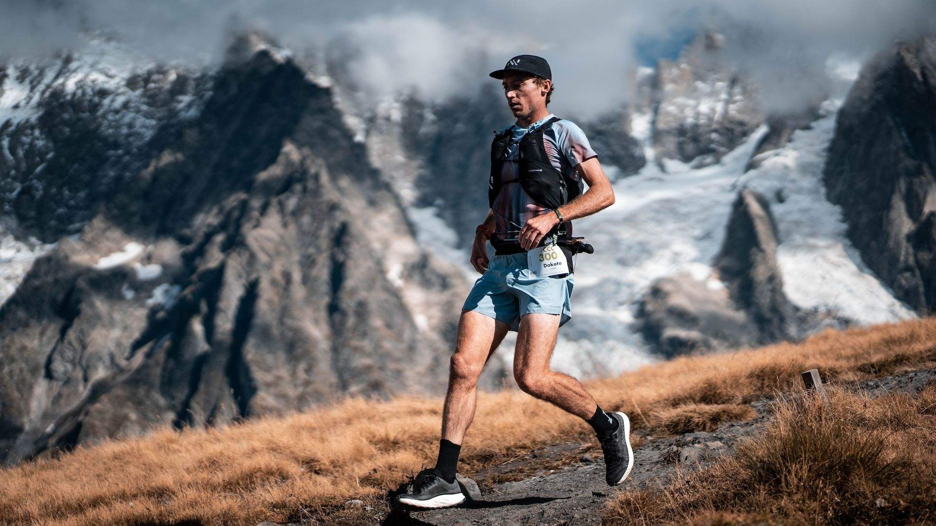 Un paso más allá por Dakota Jones ©️@josemiguelmunoze UTMB®️ 2023 Un paso más allá por Dakota Jones ©️@josemiguelmunoze UTMB®️ 2023