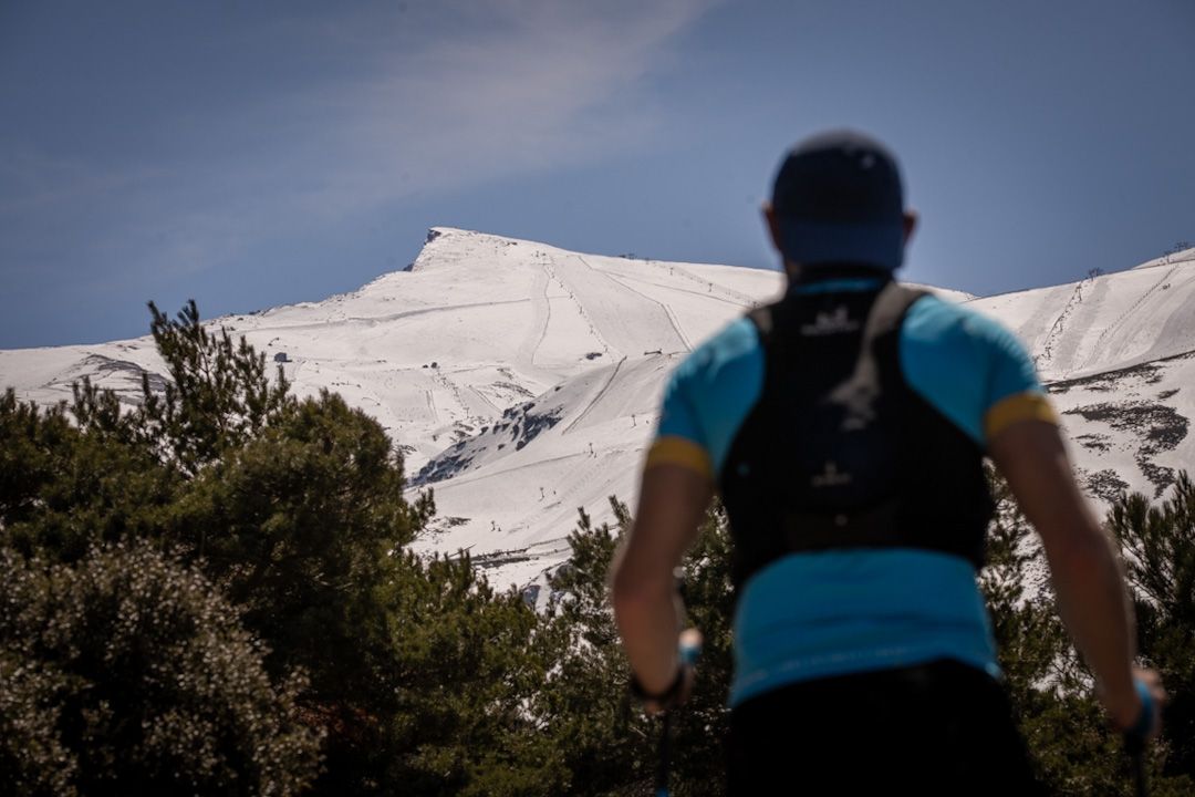 Un participante en el transcurso de la carrera de Unicaja Ultra Sierra Nevada 2025 Un participante en el transcurso de la carrera de Unicaja Ultra Sierra Nevada 2025