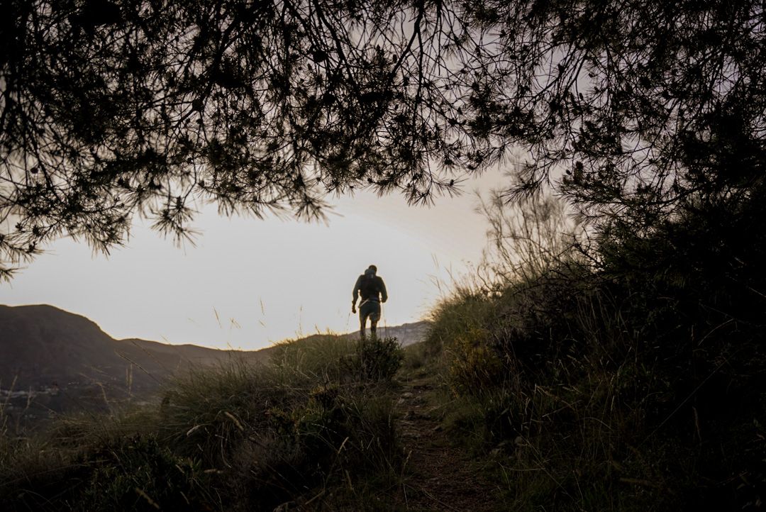 Un participante en el transcurso de la carrera de Unicaja Ultra Sierra Nevada 2025