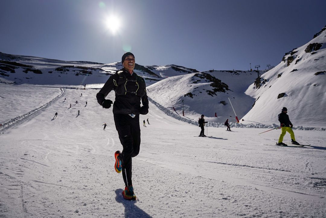 Un participante de Unicaja Ultra Sierra Nevada 2025 en plenas pistas de esquí Un participante de Unicaja Ultra Sierra Nevada 2025 en plenas pistas de esquí