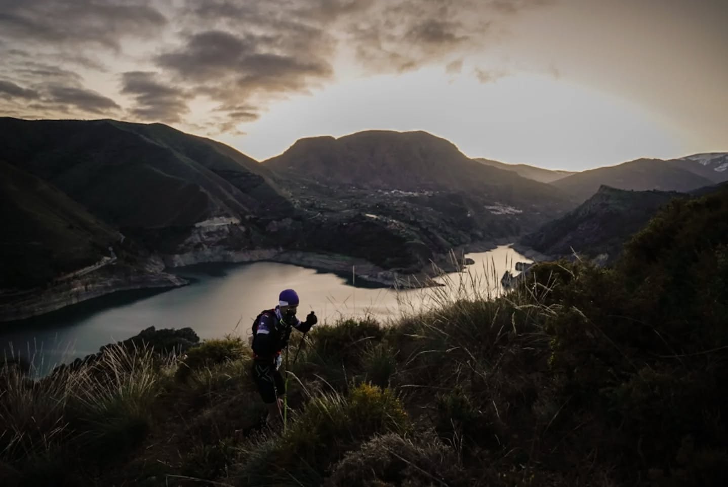 Un participante en el transcurso de la carrera de Unicaja Ultra Sierra Nevada 2025