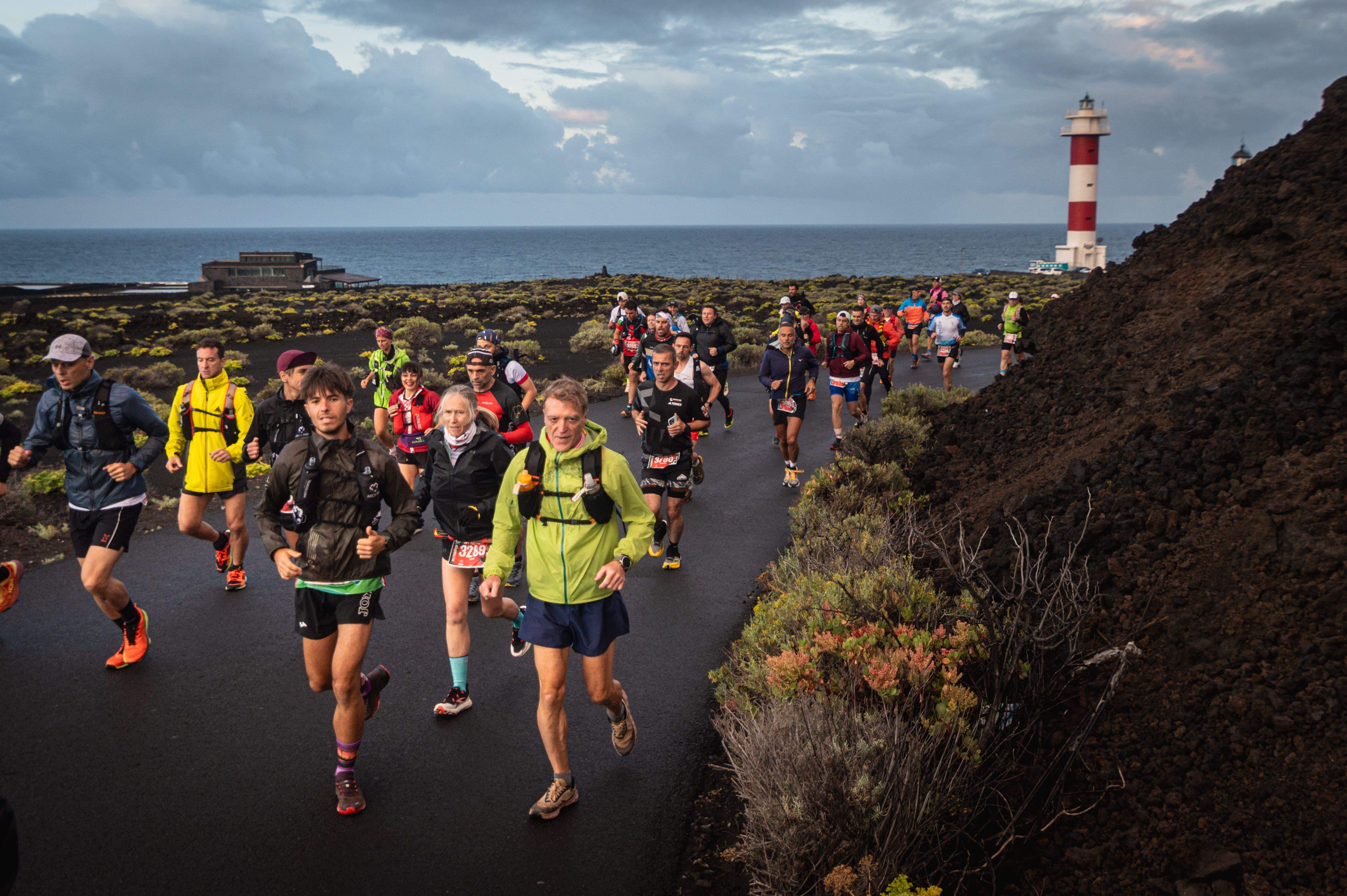 Salida Media Maratón desde el Faro de Fuencaliente ©️TRV Arturo Jimenez 