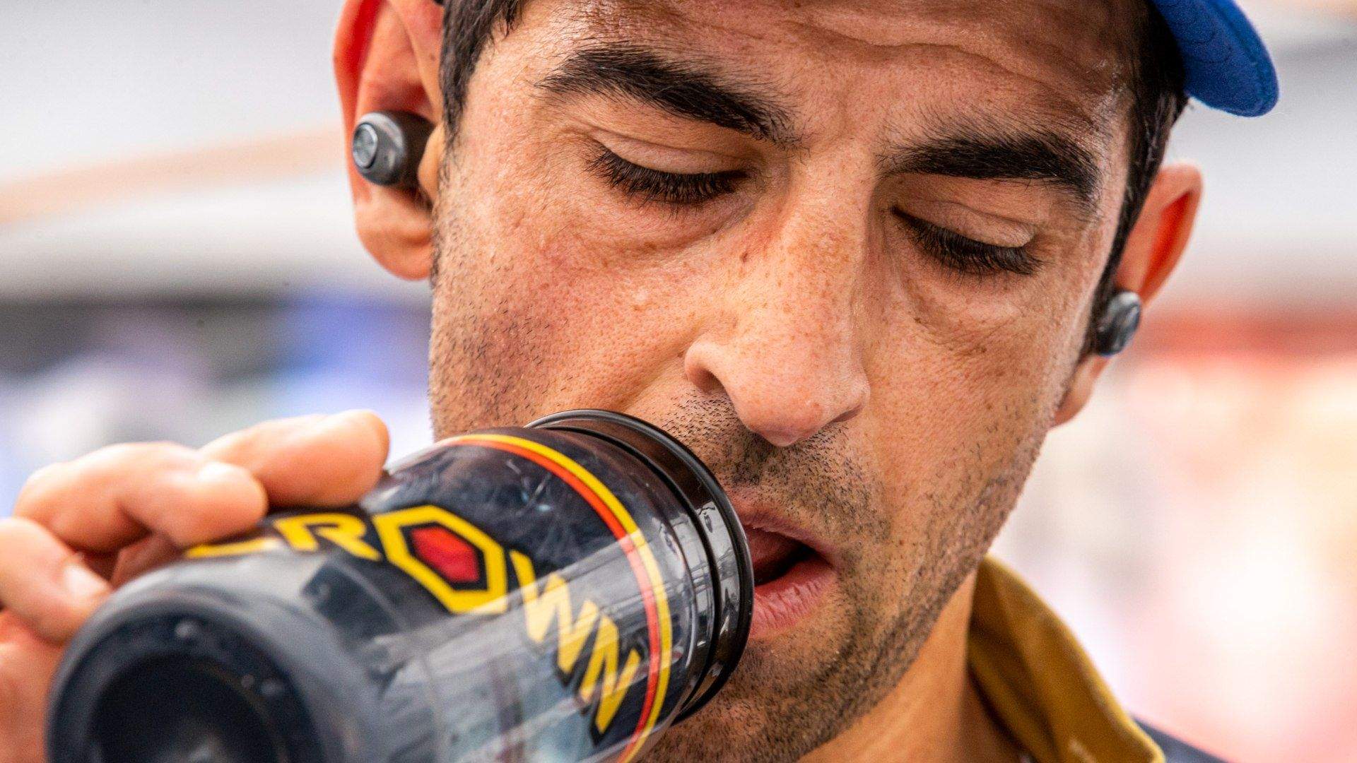 bebidas con hidratos de carbono y electrolitos para prevenir calambres musculares