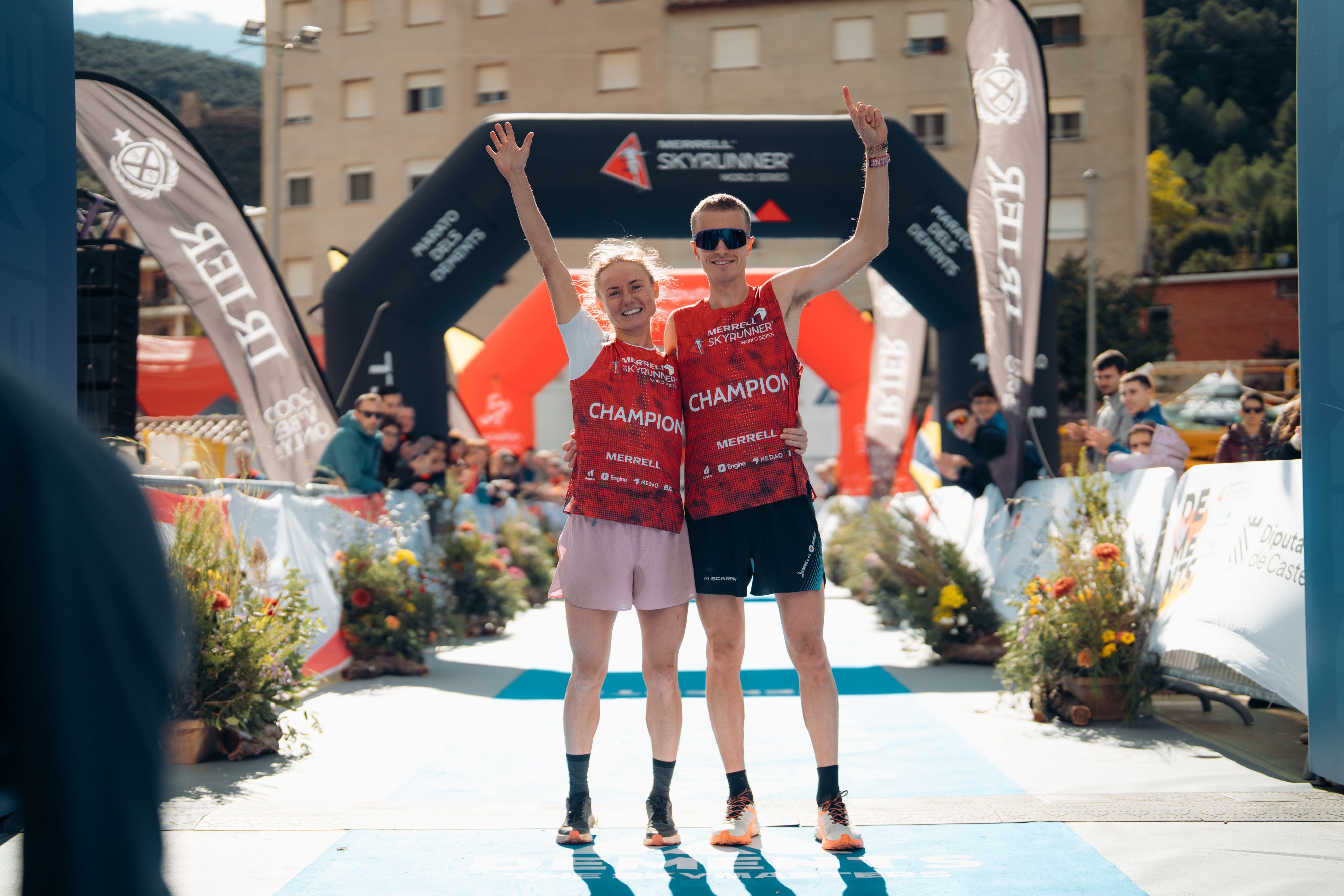 Luca y Rubstova en meta con el maillot de Campeones de las SRWS