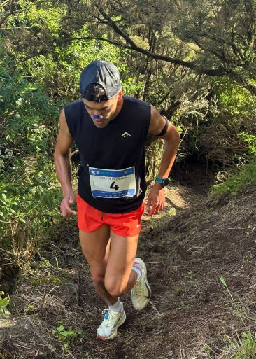 Yoel de Paz en un ascenso del trail 