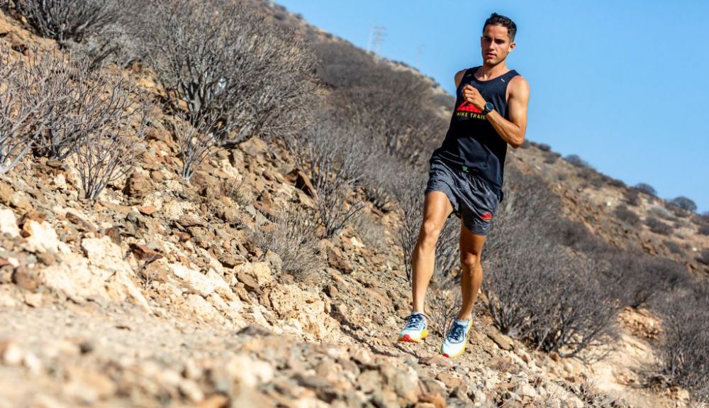 Marcas comprometidas con el planeta. Camiseta Nike Trail confeccionada con una combinación de al menos un 75 % de algodón orgánico y poliéster reciclado