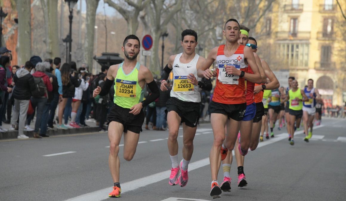 ¿Montaña?¿Asfalto? Lo importante es correr. Joel Aubeso en la Mitja Barcelona. Fotografía Jordi García ¿Montaña?¿Asfalto? Lo importante es correr. Joel Aubeso en la Mitja Barcelona. Fotografía Jordi García