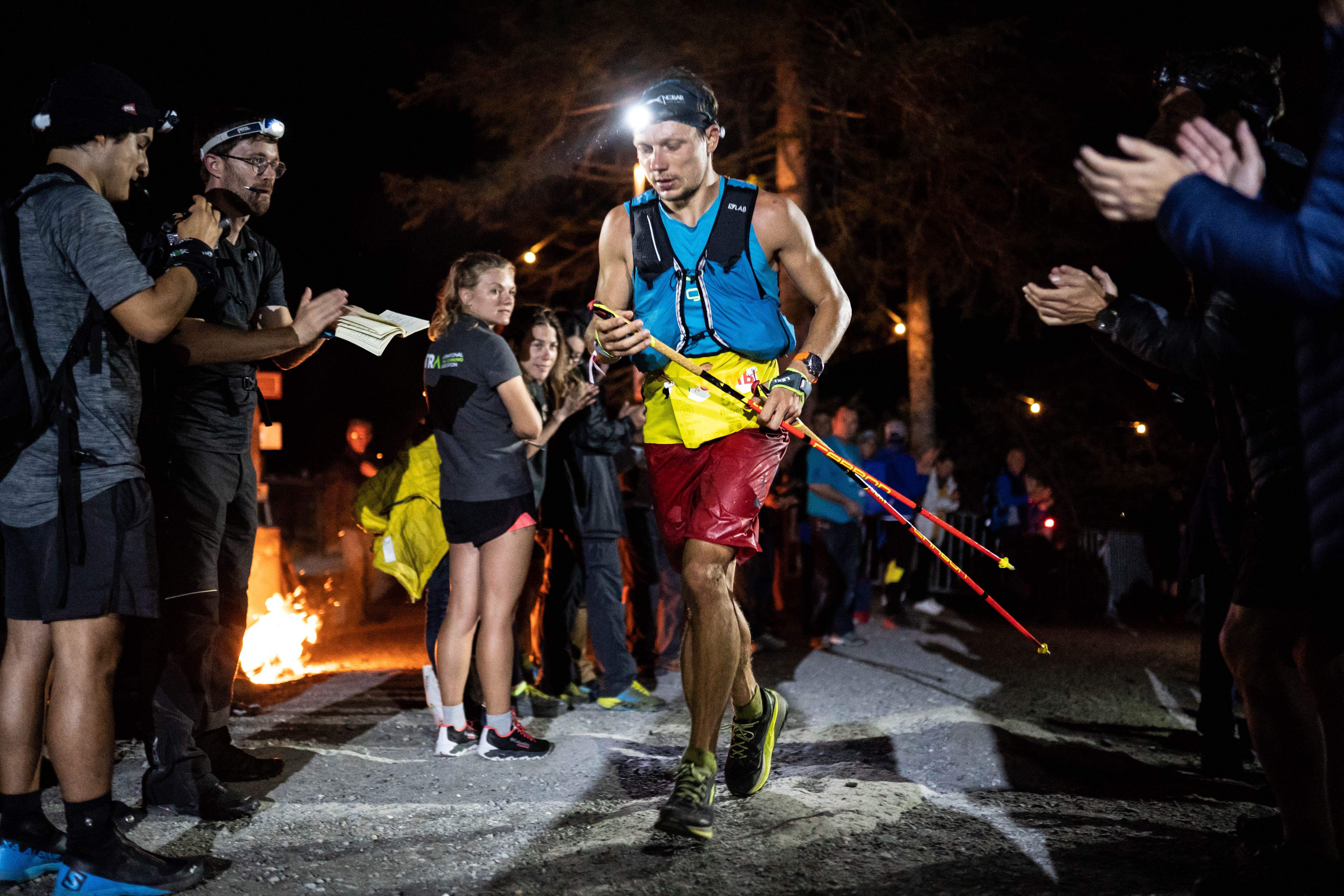 La larga distancia a sorbos pequeños entra mejor. Fotografía UTMB 2019 José Miguel Muñoz Egea
