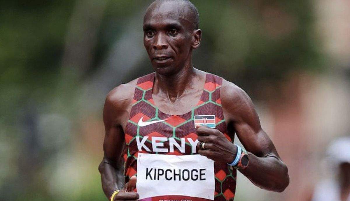 Eliud Kipchoge en pleno maratón olímpico de Tokio 2020 con su COROS PACE 2. Foto: WORLD ATHLETICS