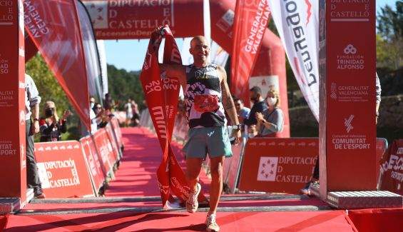 Miguel Caballero entrando en meta tras vencer en la MiM