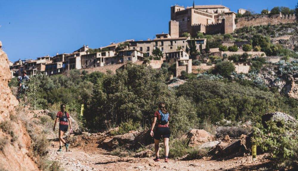 El pueblo de Alquézar de fondo DW