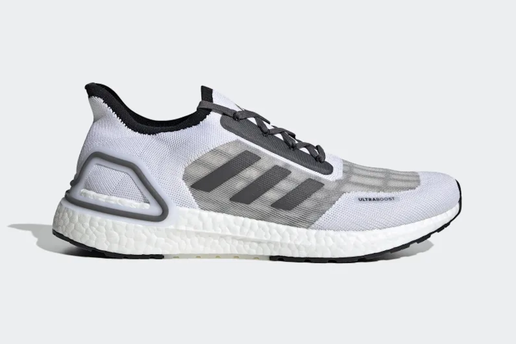 Las ULTRABOOST SUMMER.RDY X JAMES BOND... a mitad de precio.