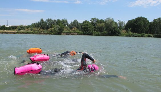Nadar en grupo o en familia en aguas abiertas... con seguridad. Nadar en grupo o en familia en aguas abiertas... con seguridad.