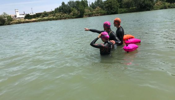 Nadar en grupo o en familia en aguas abiertas... con seguridad. Nadar en grupo o en familia en aguas abiertas... con seguridad.