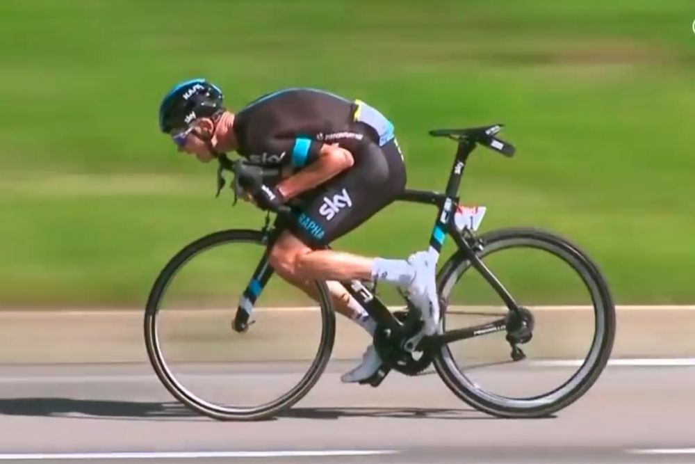 Se acabó lo de 'bajar a lo Froome': la UCI prohíbe a los ciclistas las "posiciones peligrosas".