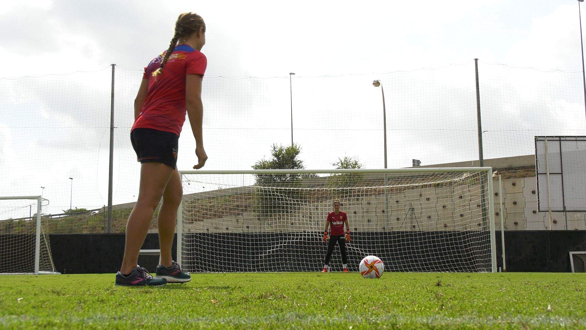 [VÍDEO] La triatleta internacional Noelia Juan 'se pasa al fútbol'.