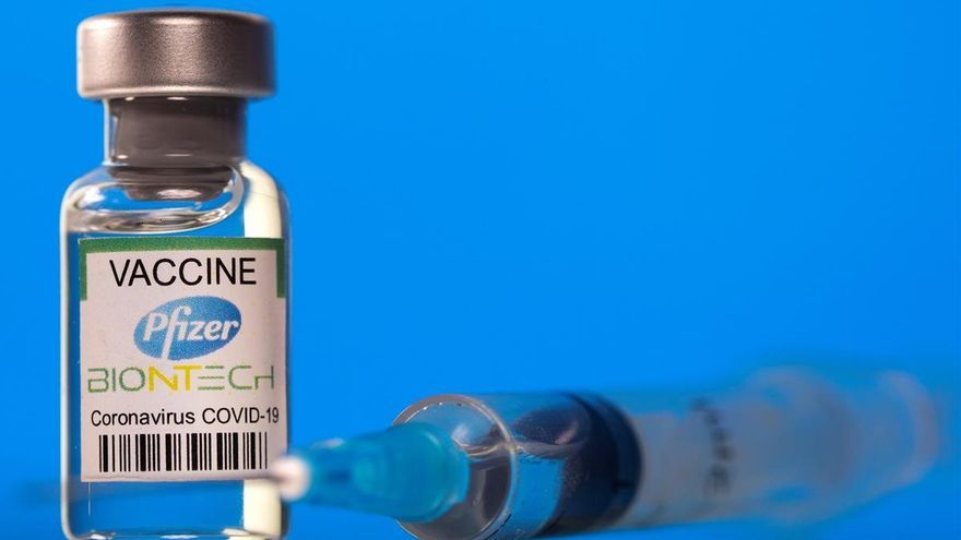 Tres dosis de la vacuna de Pfizer son eficaces contra Ómicron