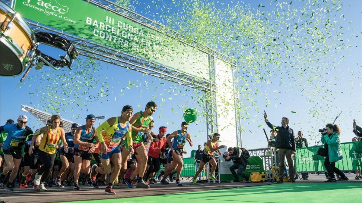 Momento de la salida de una de las ediciones de la prueba "Barcelona en marcha contra el cáncer"