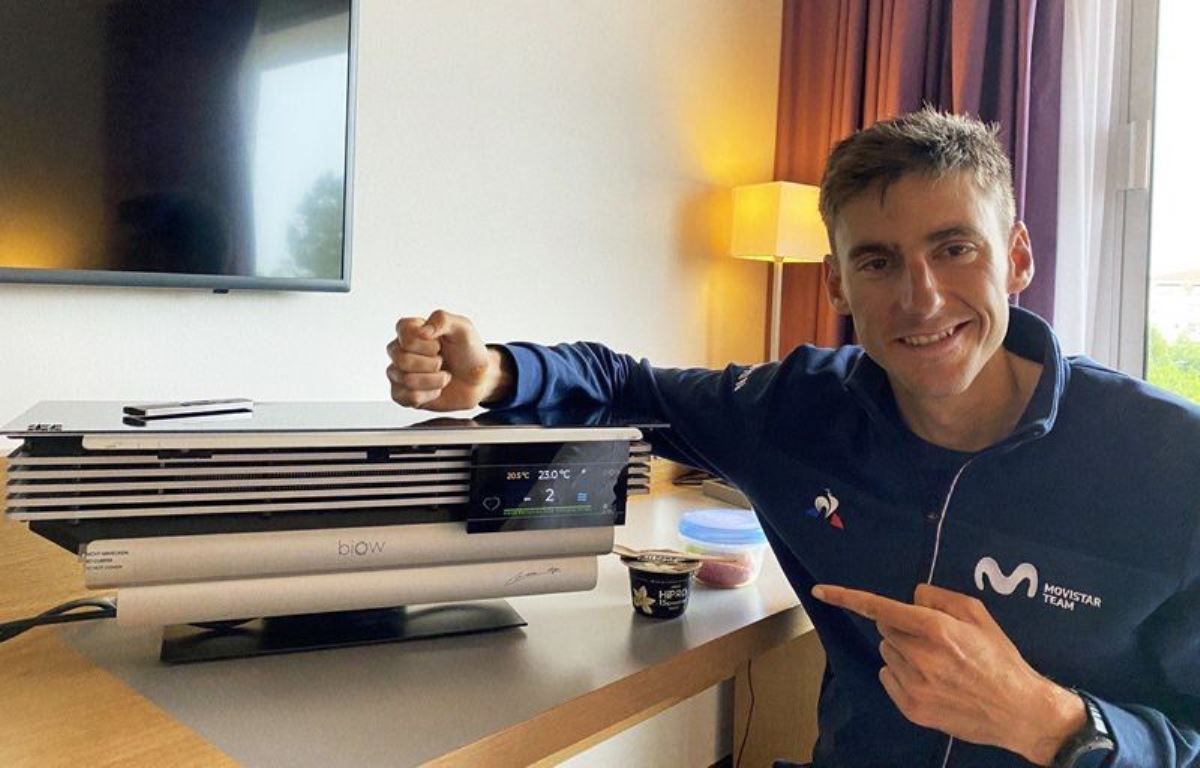 Carlos Verona, ciclista del Movistar Team, junto a la unidad Biow