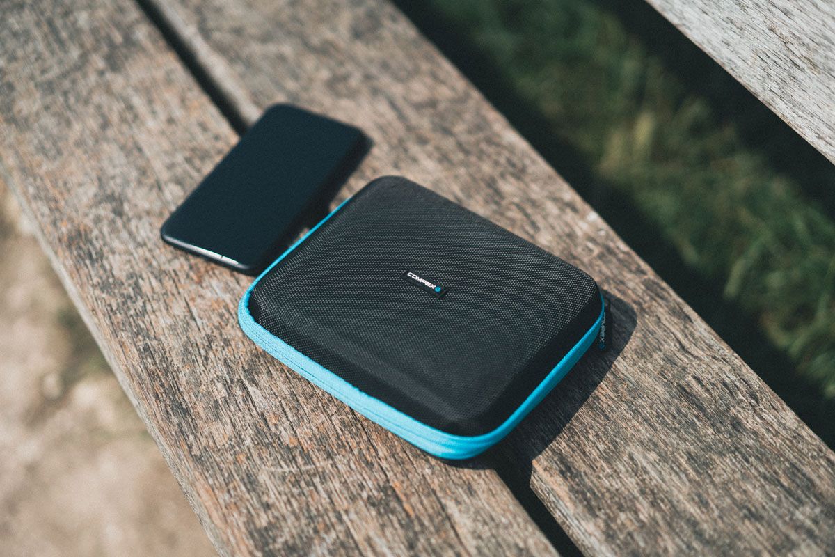Con la funda al lado de un móvil te haces idea de lo compacto que es Compex Mini. Realmente puedes llevarlo a cualquier parte. Con la funda al lado de un móvil te haces idea de lo compacto que es Compex Mini. Realmente puedes llevarlo a cualquier parte.