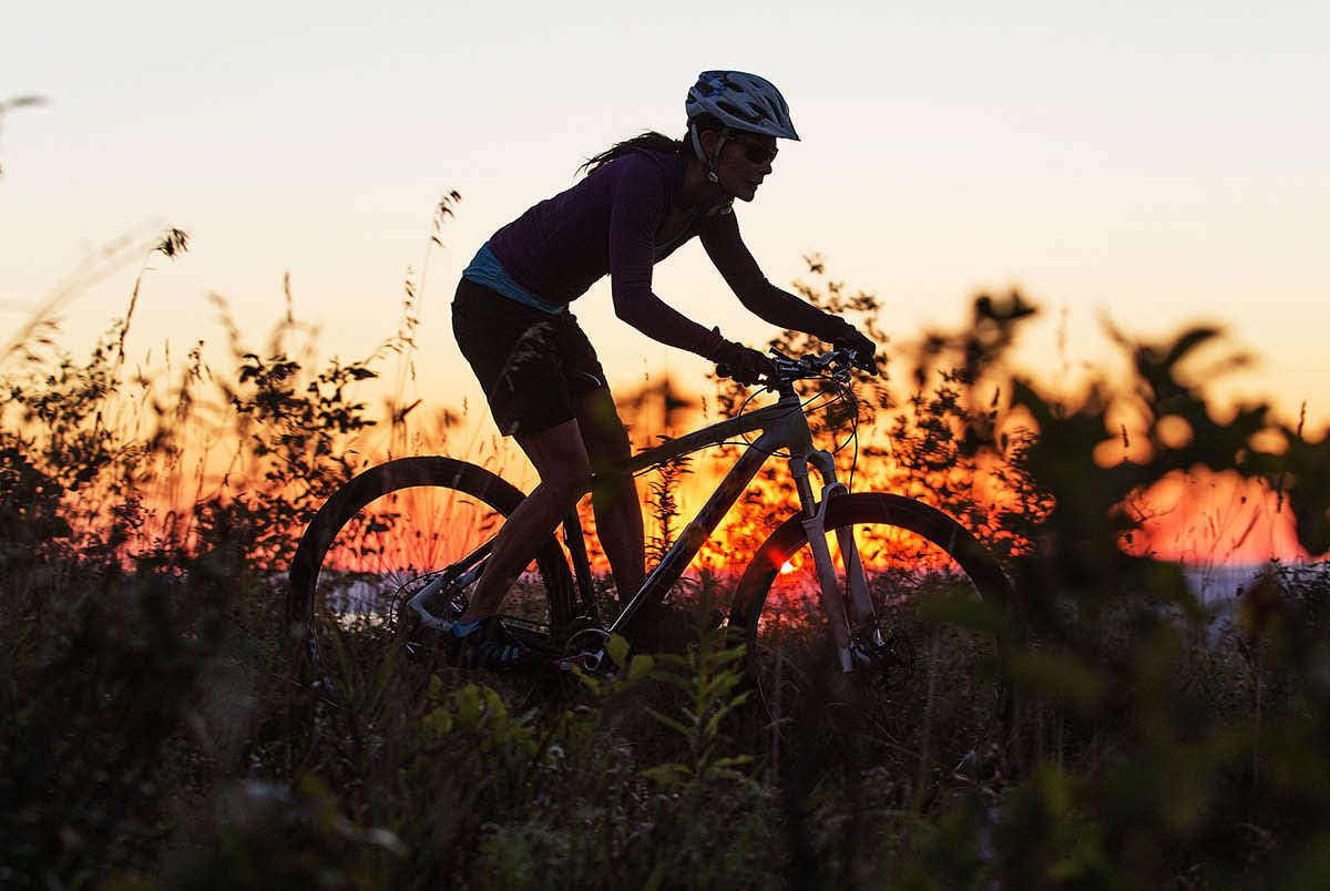 atardecer mountainbike mujer iStock 638791088