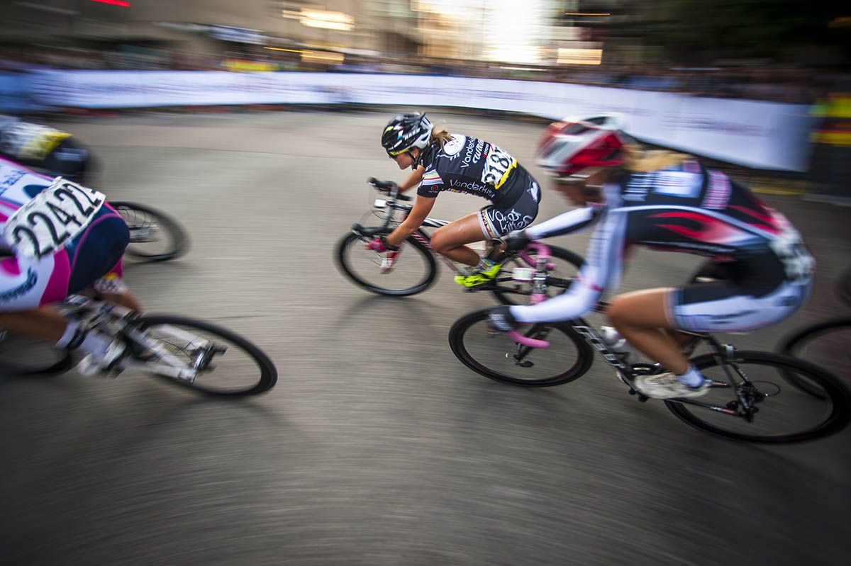 ciclismo mujer competicion carretera iStock 467321865