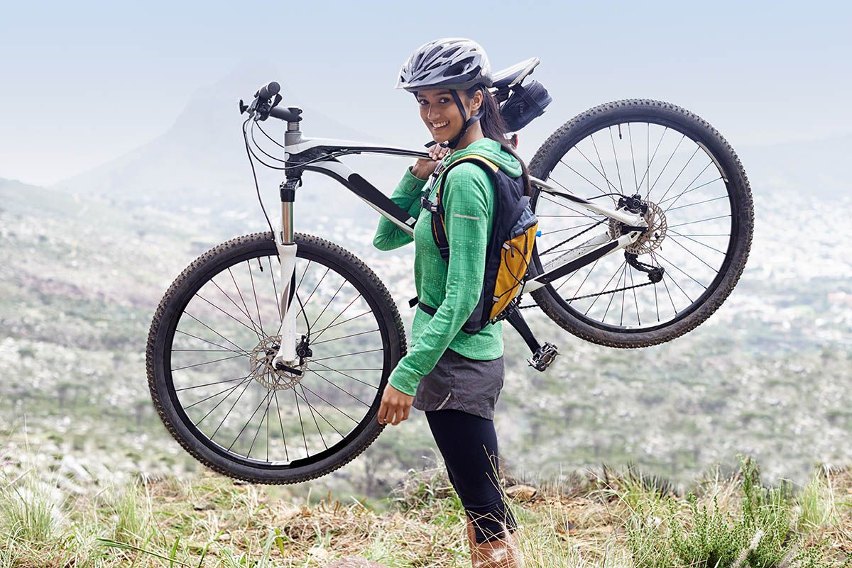 mountainbike mujer porteando bici iStock 451280891