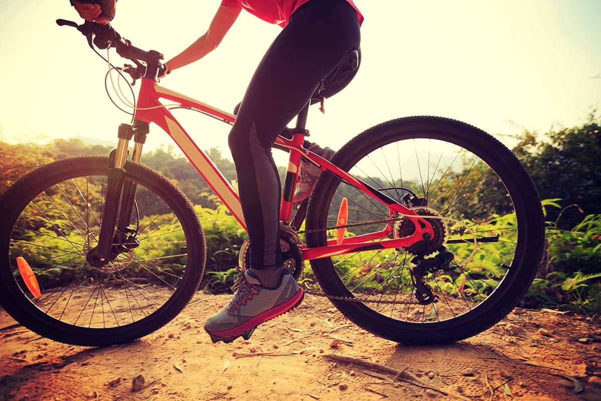 mountainbike mujer pierna iStock 640313036