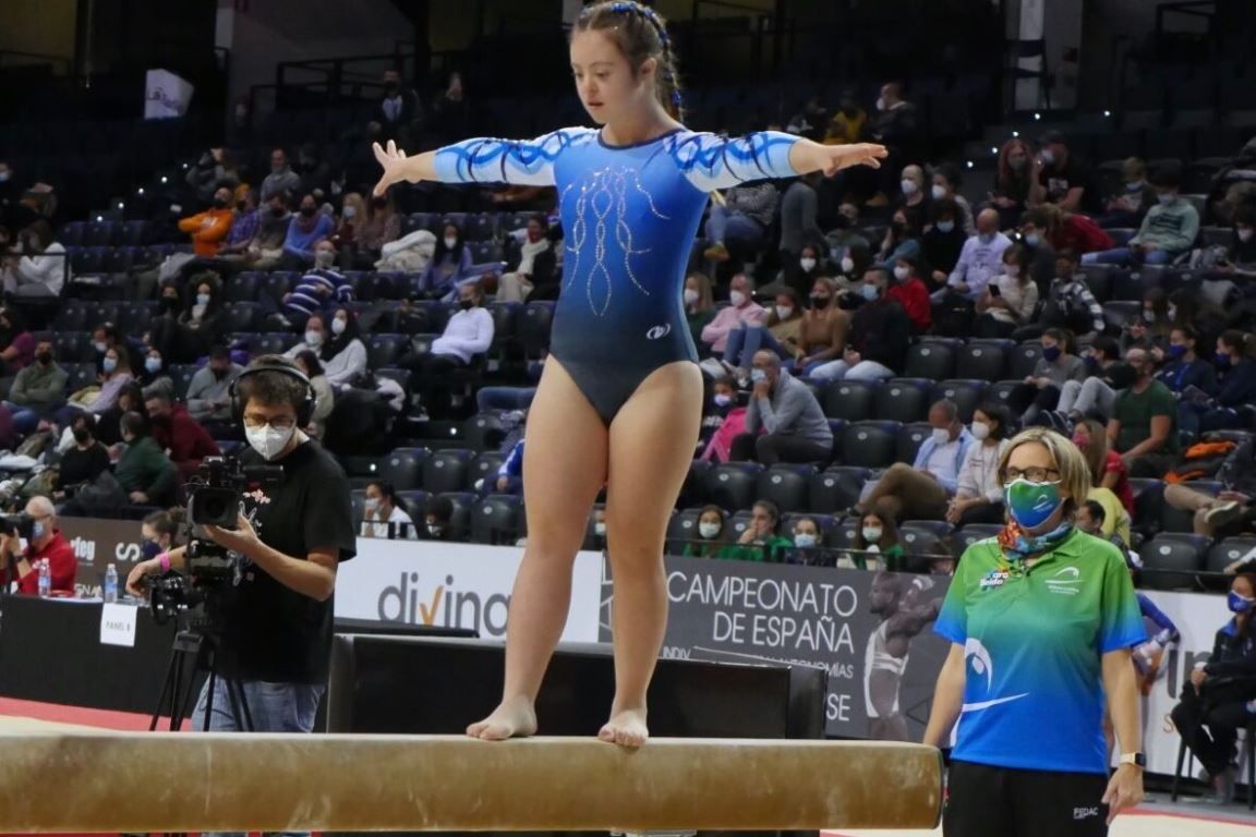 Angela Mora, la primera gimnasta con síndrome de down en tomar parte en Campeonato de España Nacional Base de artística 