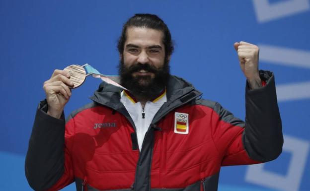 El medallista olímpico en snowboard Regino Hernández anuncia su retirada de la competición